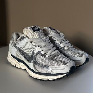Nike Women’s Zoom Vomero 5 Photon Dust / Chrome